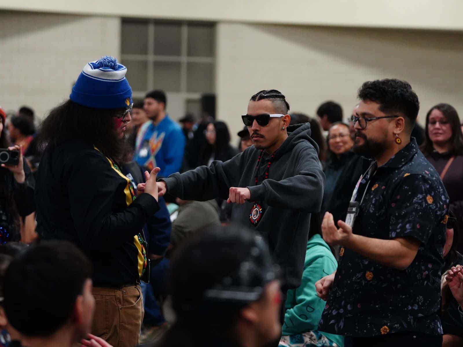 Hand signals indicate a player’s guess to the judge.