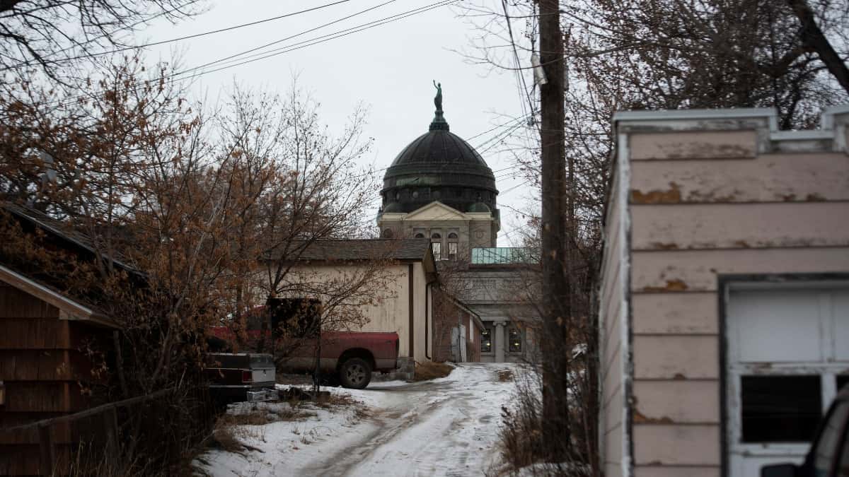 The Capitol building pokes above a Helena alley on Thursday, Jan. 26, 2023. Credit: Samuel Wilson / Bozeman Daily Chronicle
