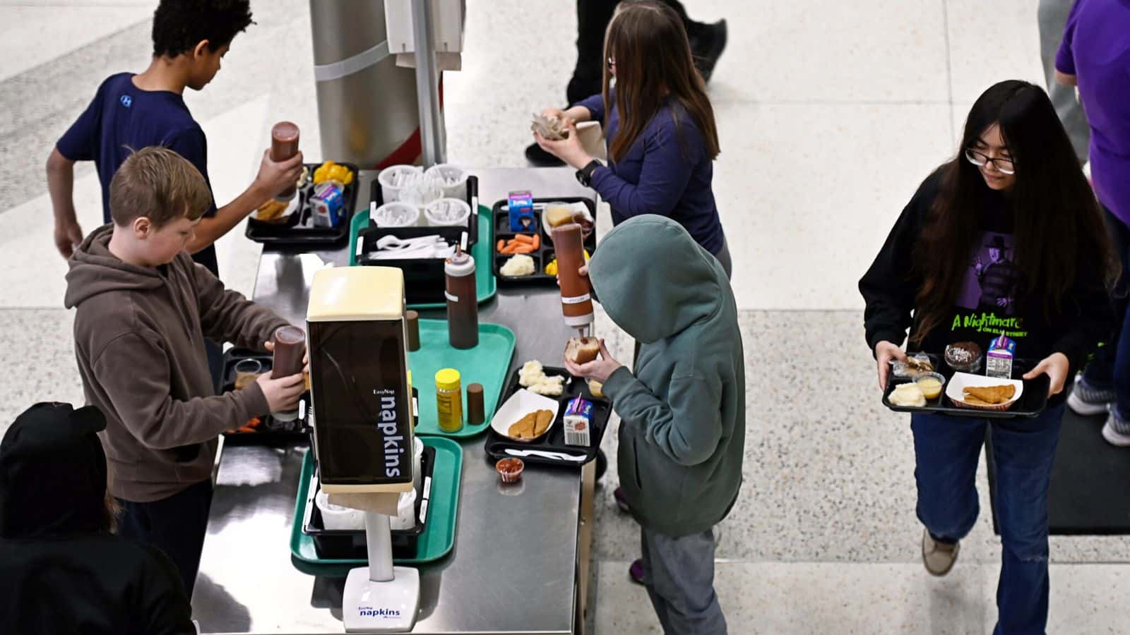  Students eat lunch at Carl Ben Eielson Middle School in Fargo on Jan. 22, 2025. Free school meal advocates in North Dakota are calling on the state Legislature to prioritize permanent funding to pay for meals. (Dan Koeck/For the North Dakota Monitor)