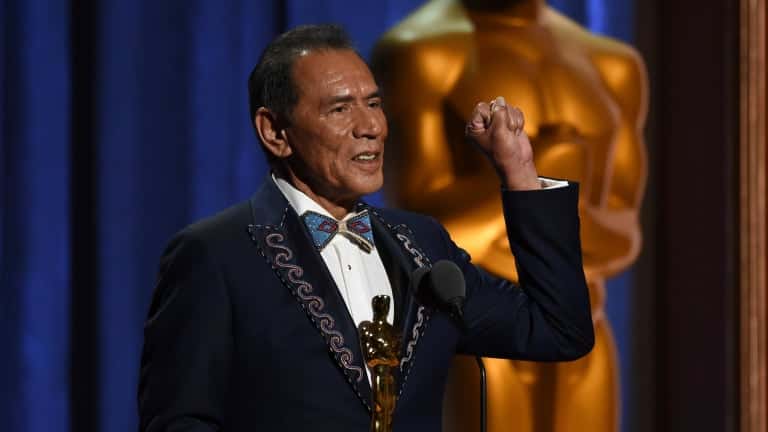 wes-studi-receives-oscar-ap19301125864815