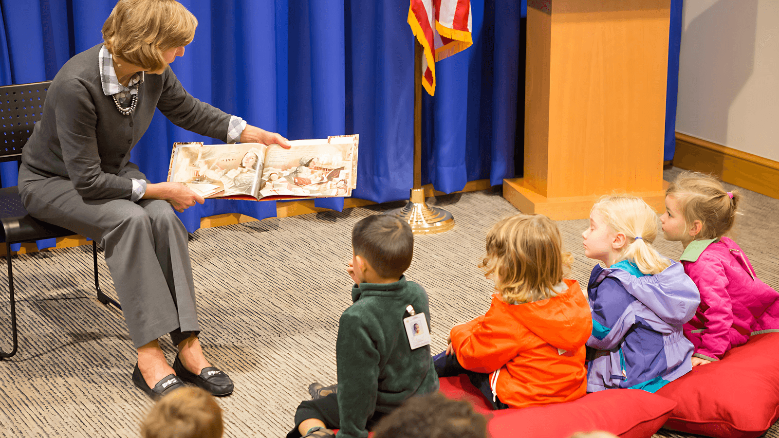 A woman reads a Thanksgiving book to a group of children, Wednesday, Nov. 18, 2015. (U.S. National Archives)
