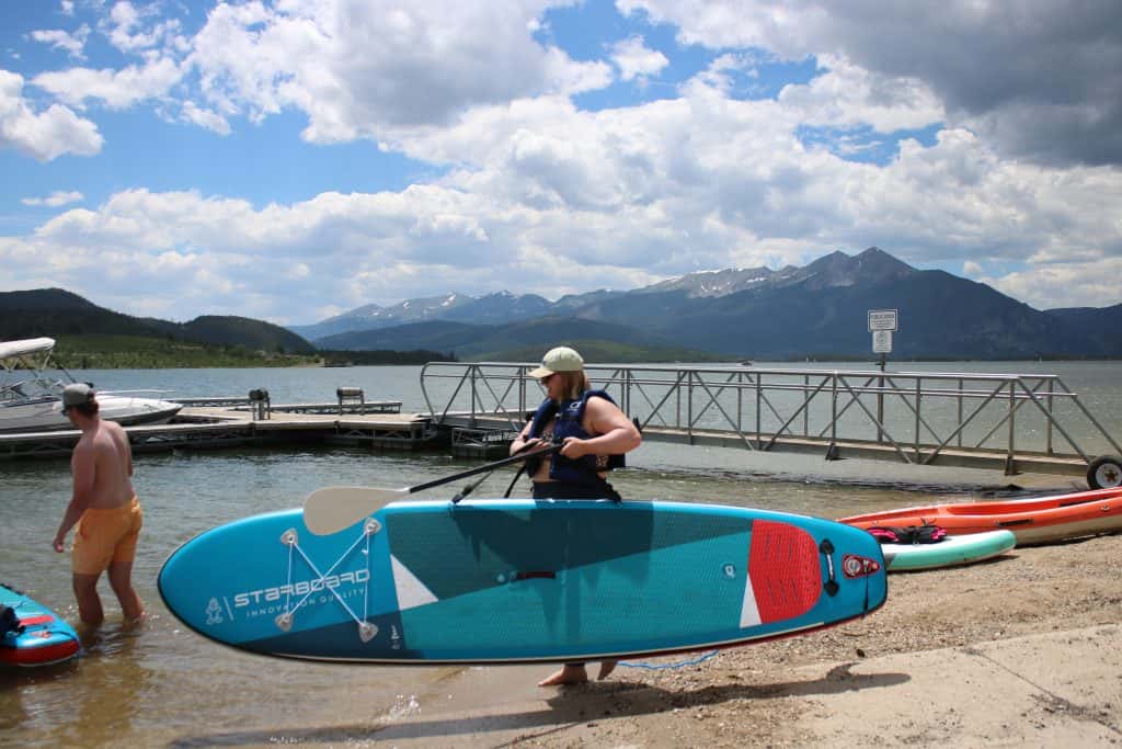 Carleigh Bernard prepares to launch her paddleboard in the Dillon Reservoir on Tuesday, July 25, after traveling from Denver for a concert.
Ryan Spencer/Summit Daily News