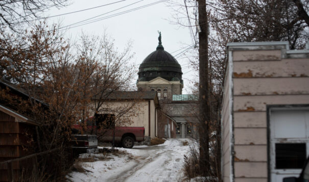 The Capitol building pokes above a Helena alley on Thursday, Jan. 26, 2023. Credit: Samuel Wilson / Bozeman Daily Chronicle